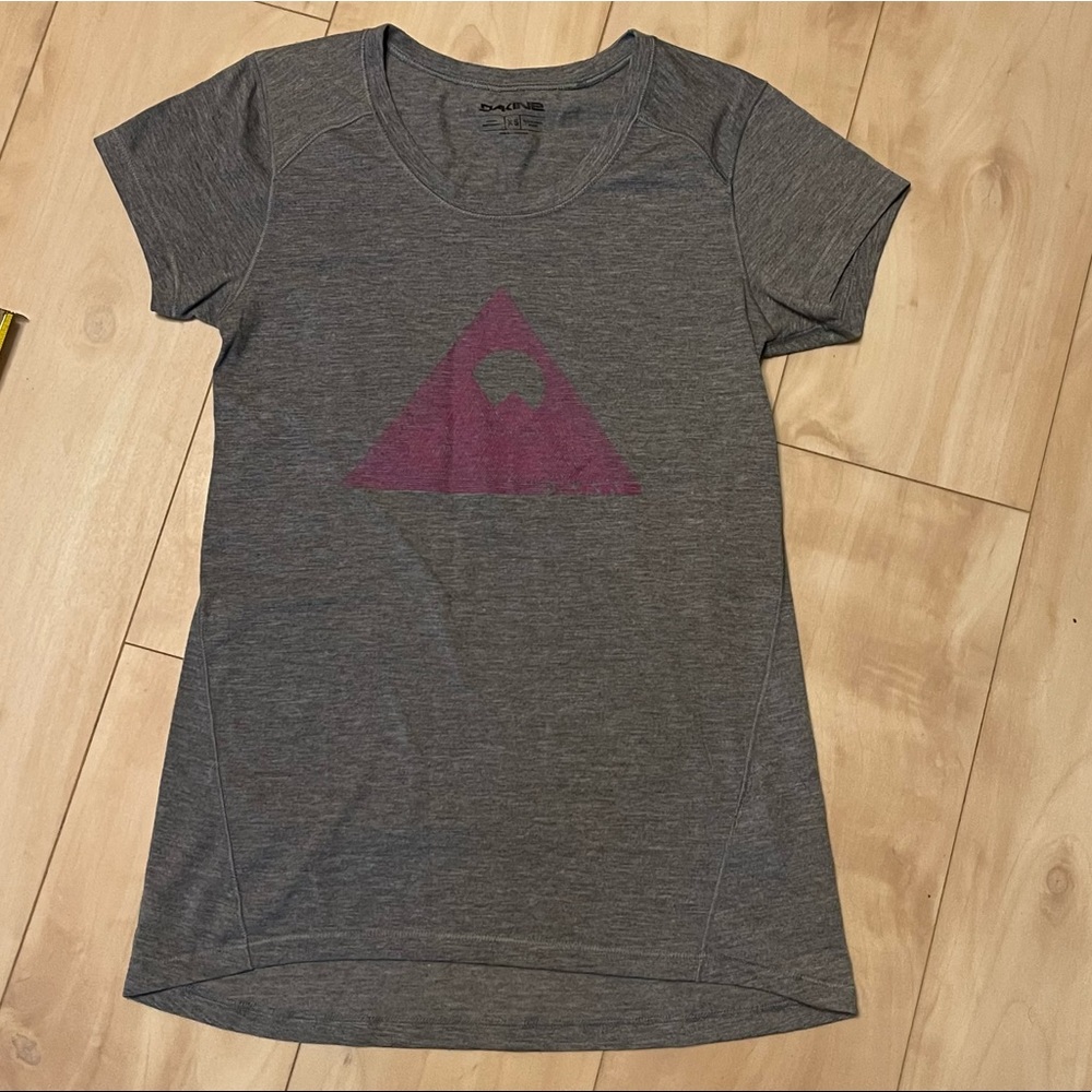 Dakine T-Shirt Tee Fited Sport XS Mountain Print Gray Pink
